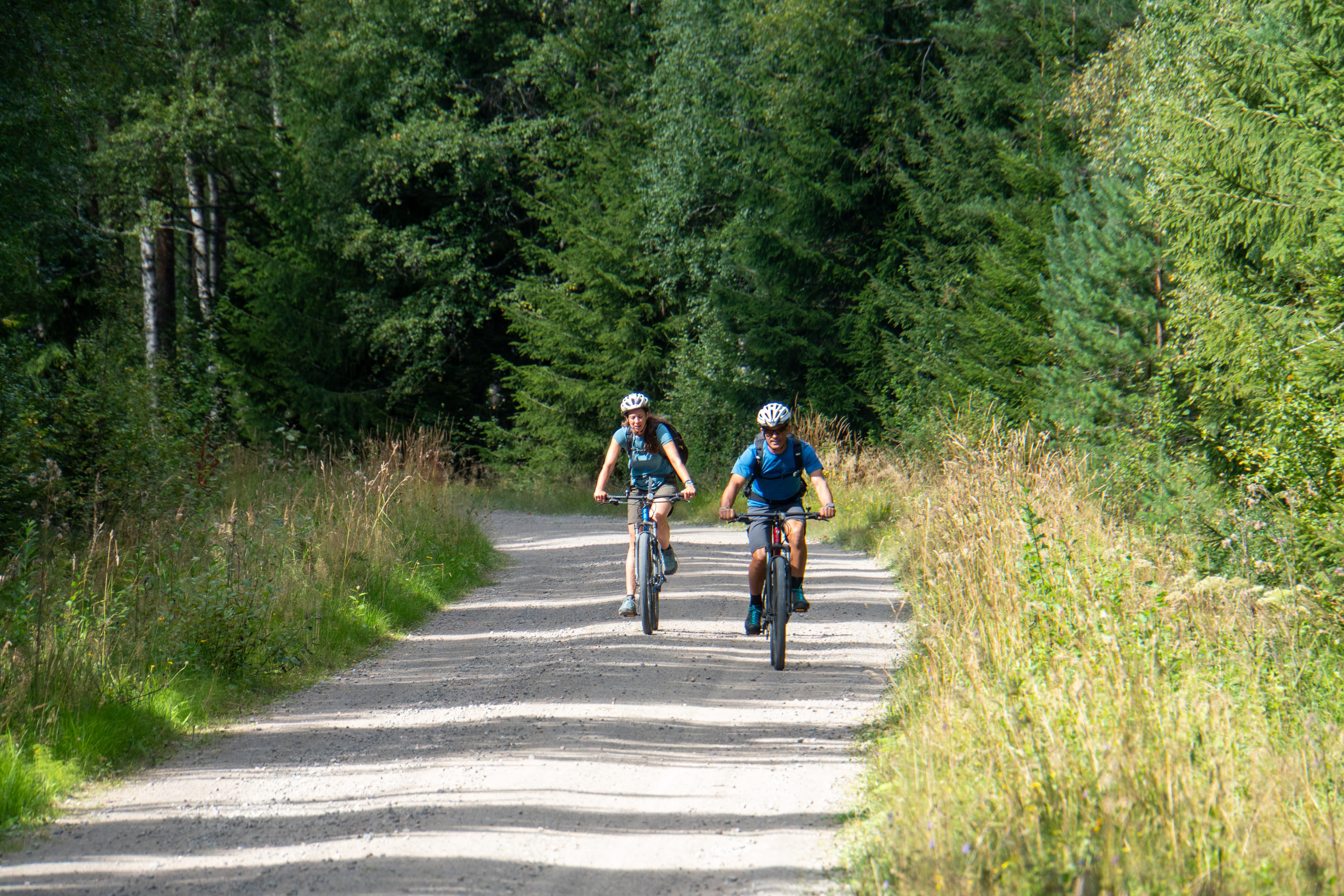 Ein Paar genießt eine Radtour im Naturreservat Malingsbo-Kloten.