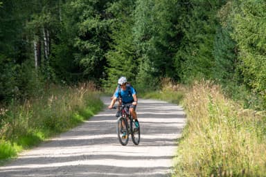 Un ciclista experimentado cambiando de carril en un camino para bicicletas en la Reserva Natural Malingsbo-Kloten.