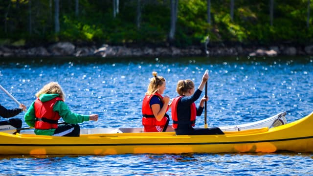 Un grupo de adolescentes disfrutando de un viaje en canoa en la Reserva Natural de Malingsbo-Kloten.