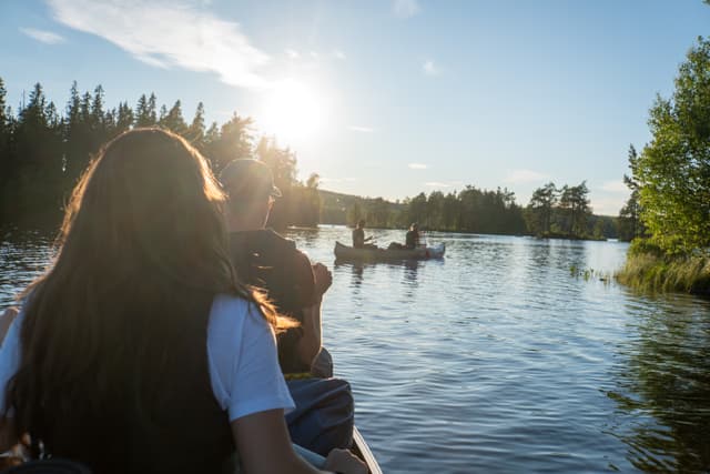 Un gruppo di canoe sul lago Långvattnet nella Riserva Naturale di Malingsbo-Kloten.