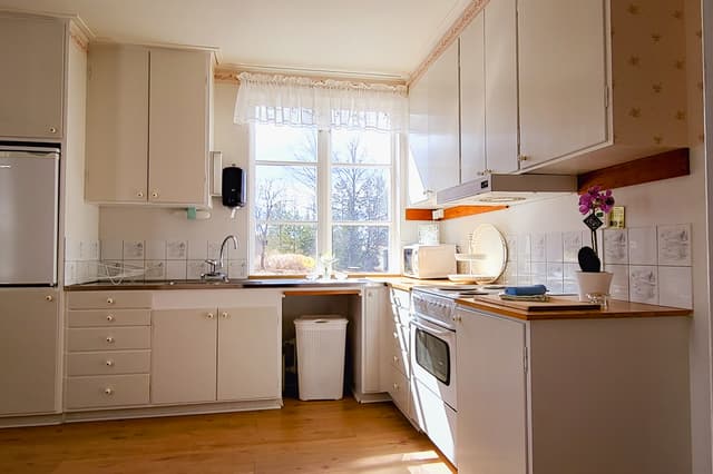 Köket i kanotistlägenheten på River Lodge. Köket är traditionellt med moderna apparater och utsikt över sjön.