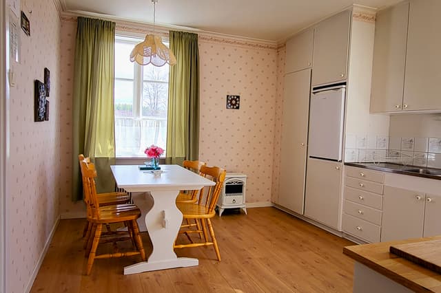 Matsalen i kanotistlägenheten på River Lodge. Matsalen är mysig med traditionella trä möbler och utsikt över skogen utanför.