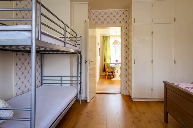 Kanotistlägenheten har två våningssängar och en dubbelsäng perfekt för en familj eller grupp vänner. Rummet är mysigt och har utsikt över sjön.