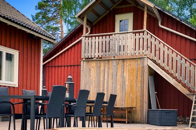 Stor veranda med bord för 8 personer.