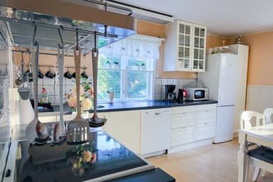 Cocina con estufa en la cabaña en la naturaleza.
