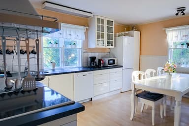 En la cabaña en la naturaleza, hay una cocina con zona de estar, nevera y microondas.