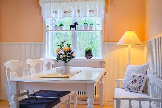 Traditionellt svenskt matbord och stolar.