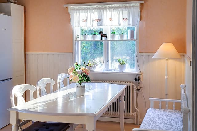 Traditionellt svenskt matbord och stolar.