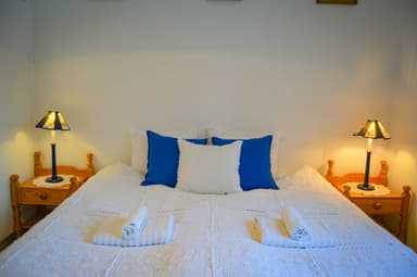 La cama en la habitación 'Lodjuret' en la cabaña en la naturaleza.
