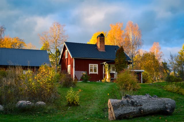 Vildmarksstugan i solnedgången belägen i naturreservatet Malingsbo-Kloten.