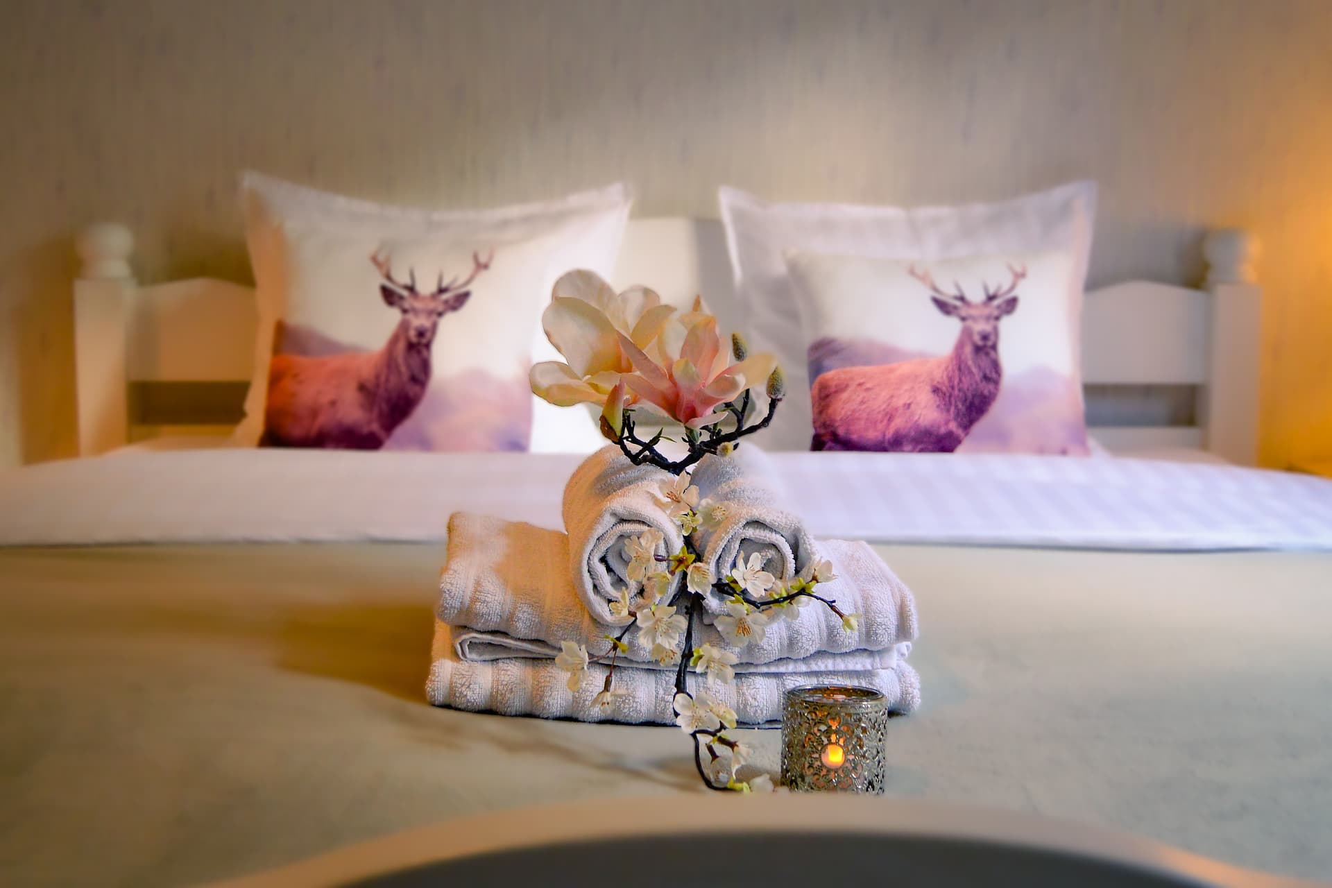 Le lit est décoré dans la chambre 'Rådjuret' du gîte en pleine nature.