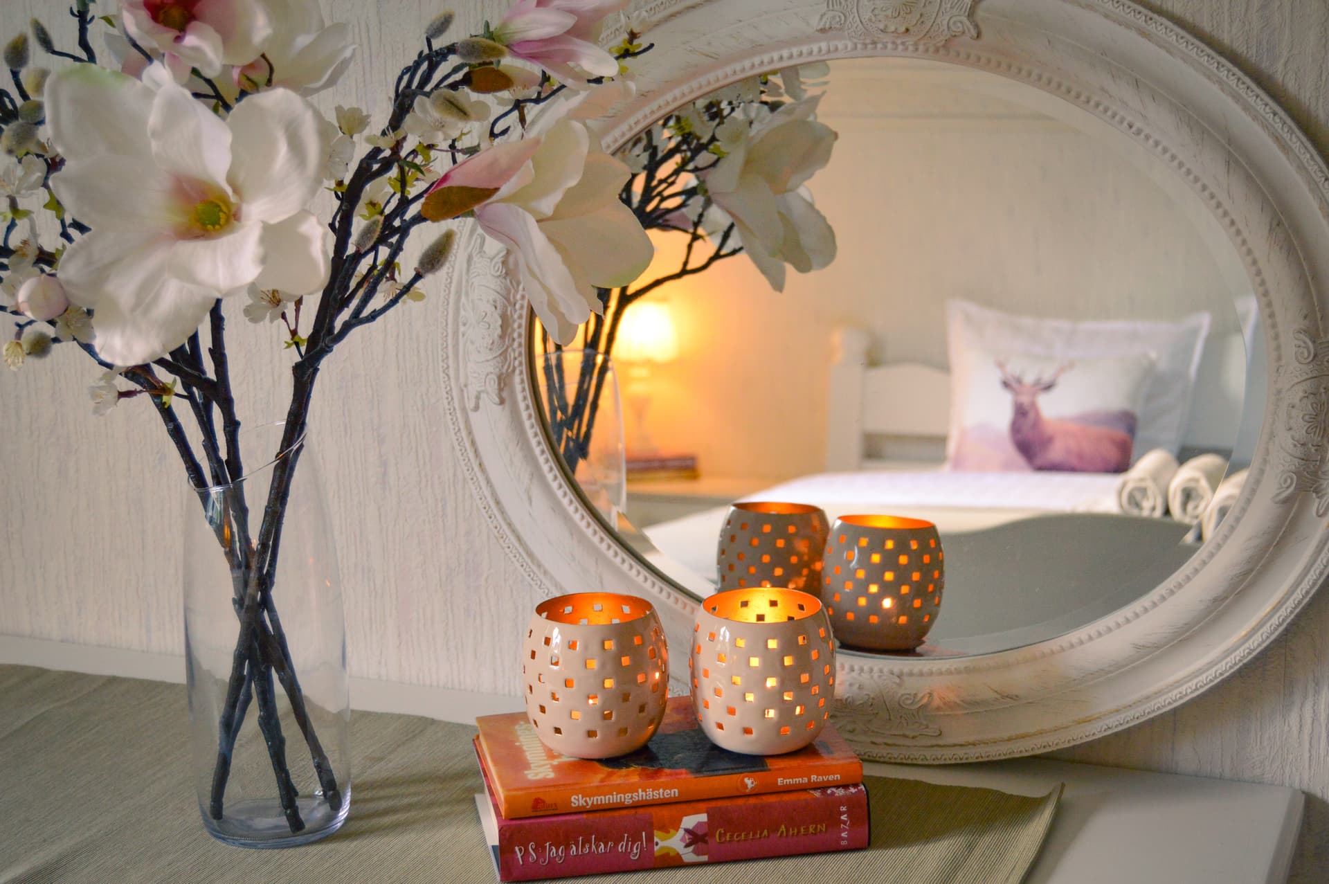 Una scrivania con decorazioni e uno specchio.