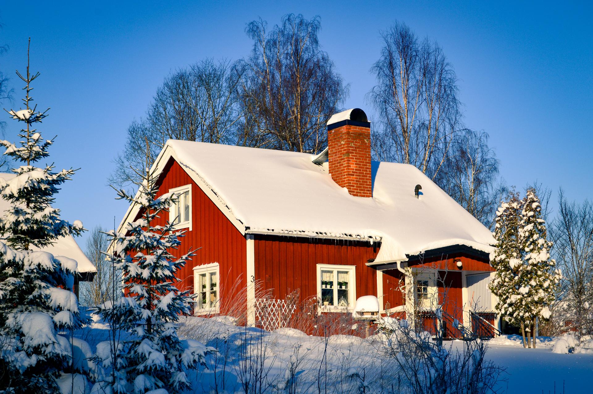 La cabaña en la naturaleza durante el invierno, una cabaña tradicional sueca.
