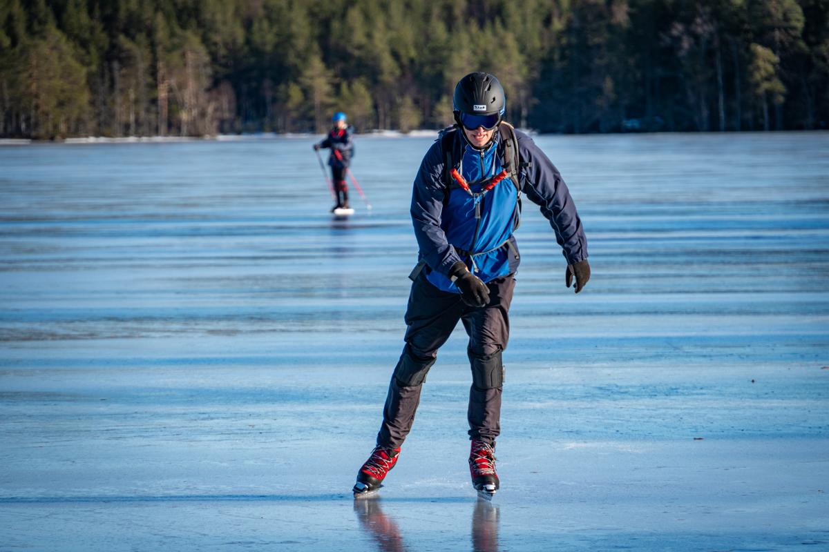 Eislauf-Tourführer Mikael Nilsson beim Eislaufen auf einem zugefrorenen See im Naturreservat Malingsbo-Kloten.