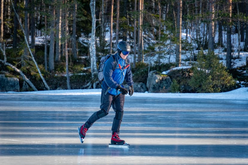 Eislauf-Tourguide Mikael Nilsson beim Eislaufen in der schwedischen Wildnis.
