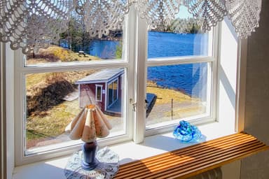 La vue depuis la chambre du kayakiste à River Lodge. La chambre offre une vue sur le lac et le sauna.
