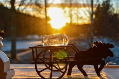 Petite statue d'orignal au coucher du soleil avec la vue depuis la fenêtre derrière.