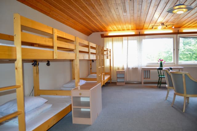 Våningssängar i Vargrummet på Wilderness Lodge i Sverige.