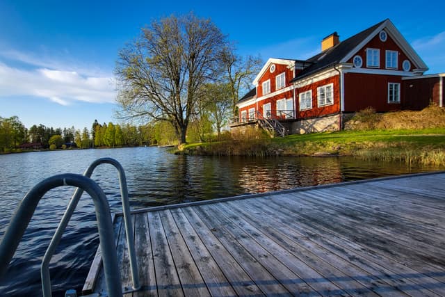 Däcket vid simområdet på sjösidan av River Lodge.