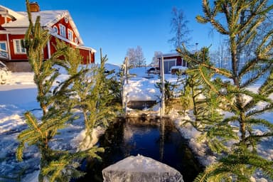 Un trou dans la glace devant le sauna au River Lodge. Le sauna est chaud et confortable par une froide journée d'hiver.