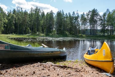 Canoes at the shore of Trätsön