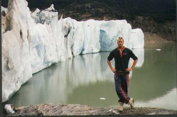Micke staat voor een gletsjer in Patagonië.