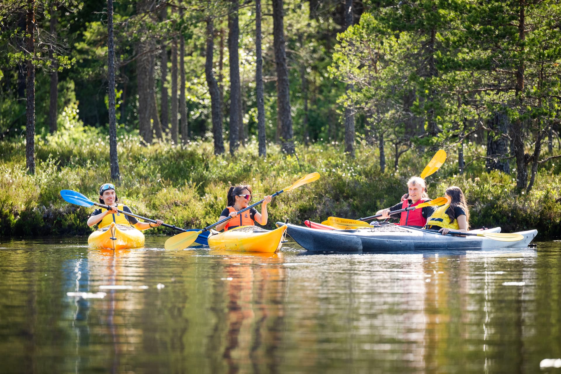 La famiglia si diverte in kayak.