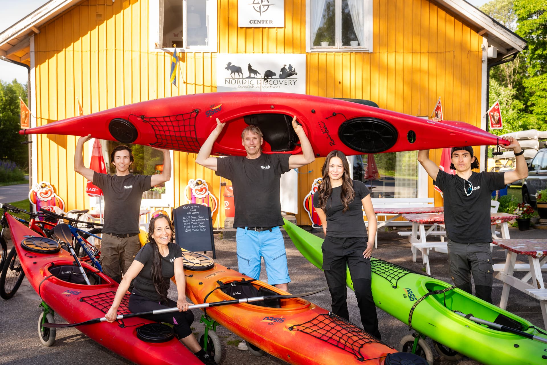 Una foto di gruppo con lo staff di Nordic Discovery davanti al centro avventure.