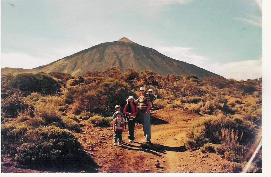 Una vecchia fotografia della famiglia Nilsson davanti al Monte Teide a Tenerife, Spagna.