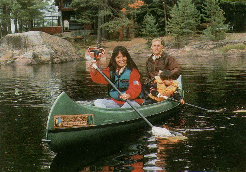 Micke, Rosario en Thor kanoën voor enkele kliffen.