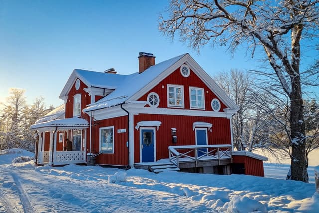 Färsk snö på marken framför River Lodge en klar vinterdag.