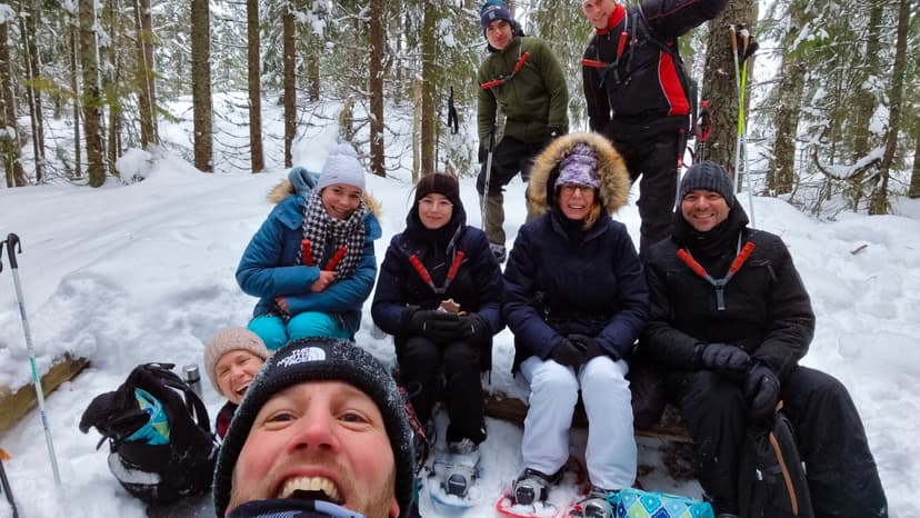 Die Gruppe macht eine Pause während einer Wolfsspürungstour in der verschneiten Wildnis von Schweden.